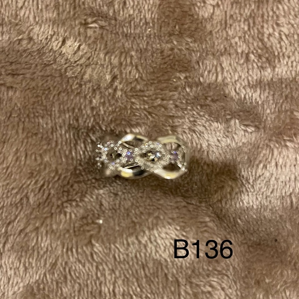 Boutique silver & cubic zirconia intertwined textured pattern ring NWOT Stunning